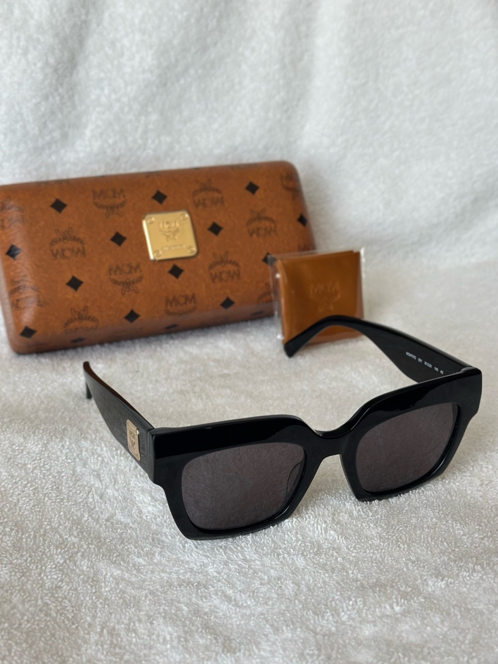 Full Inclusion MCM Black Sunglasses - Authenticated by Poizon - Picture 6 of 12